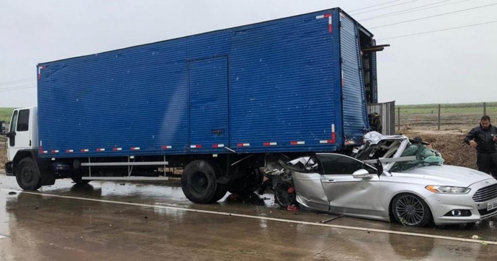Três morrem e dois ficam gravemente feridos após colisão entre carro e caminhão