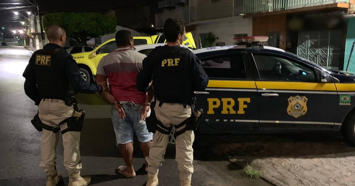 Segundo a PRF, o homem já estava foragido e escondido no interior do Estado de Alagoas há cerca de quarto anos — © PRF/AL