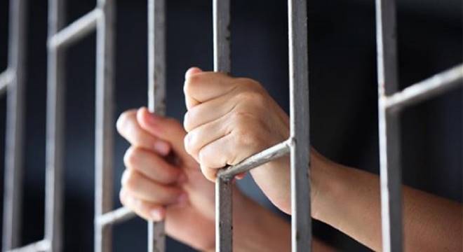 Segundo a polícia, a vítima e os acusados estavam fazendo uso de bebidas alcoólicas juntos, quando tiveram um desentendimento — © Ilustração