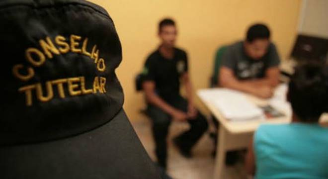 Segundo o Conselho Tutelar, mulher utiliza de crianças para pedir dinheiro em locais públicos, como lotéricas e agências bancárias — © Ilustração