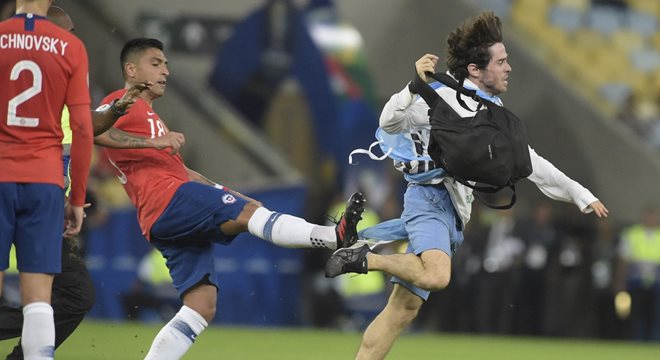 Torcedor uruguaio invade campo na partida entre Uruguai e Chile  — © André Durão