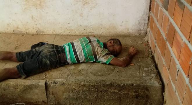 O corpo foi encontrado por populares no bairro Pedro Tenório Raposo, região periférica da cidade, que acionaram uma guarnição policial — © Cortesia