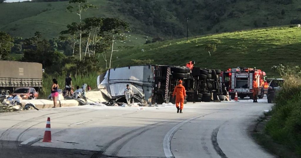 Carreta tomba e motorista fica preso às ferragens na BR-101