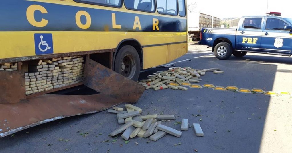 PRF prende ônibus escolar falso ‘recheado’ com maconha