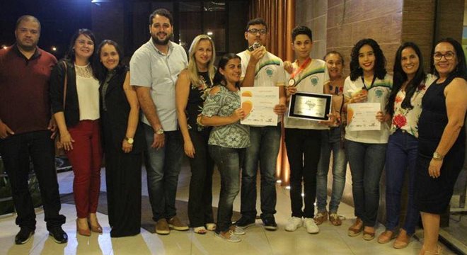 Alunos foram recepcionados pelo gestor do município, Arthur Fretas, com um jantar em homenagem aos medalhistas — © Assessoria
