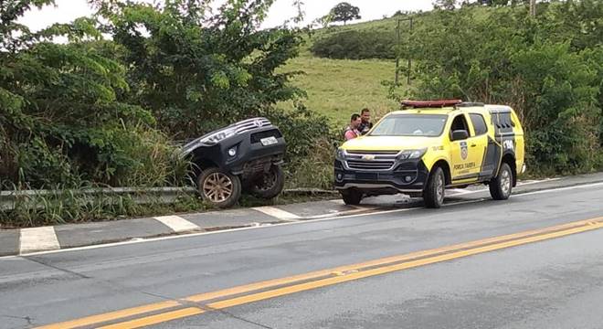 Carro sai da pista e vai parar em barranco em São José da Laje