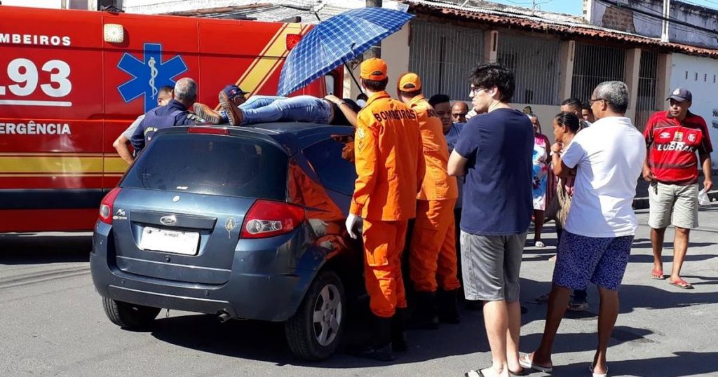 Após acidente, mulher é arremessada e para em cima de carro
