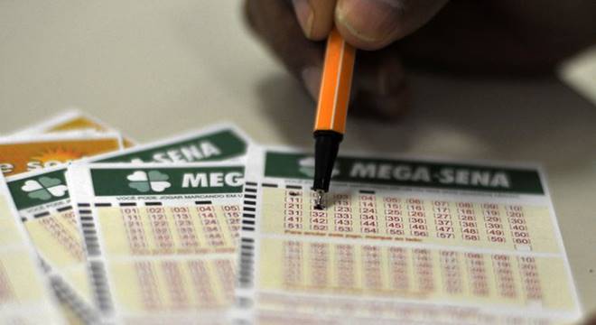 As apostas podem ser feitas até as 19h (de Brasília) do dia do sorteio, em qualquer lotérica do país ou pela internet — © Marcello Casal Jr./Agência Brasil