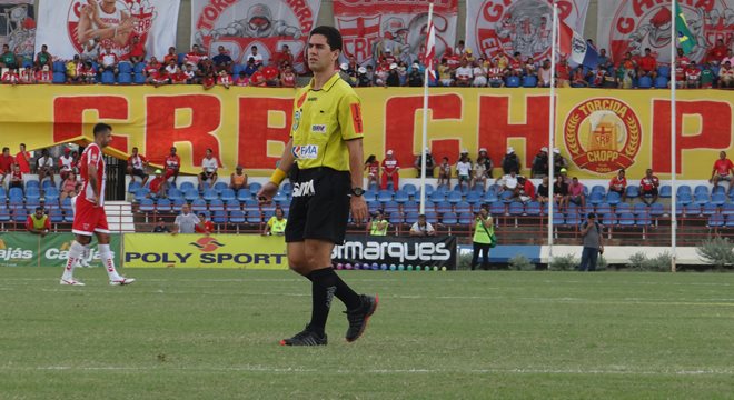 Árbitro Ricardo Laranjeira no campeonato alagoano — © Denison Roma