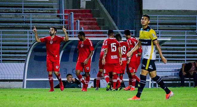 CRB vence o Criciúma por 2 a 0 no estádio Rei Pelé — © Pei Fon