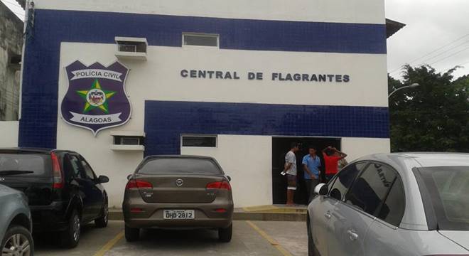 Com ele, a polícia apreendeu um revólver calibre 38, um simulacro de arma de fogo, três aparelhos celulares — © Arquivo/Voz das Comunidades Alagoas