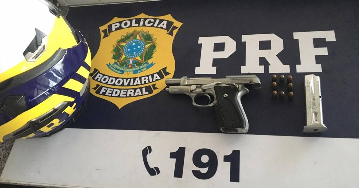 Com o homem, os policiais encontraram uma rma de fogo da marca Taurus, modelo PT 58 PLUS SS, calibre .380 — © Ascom/PRF