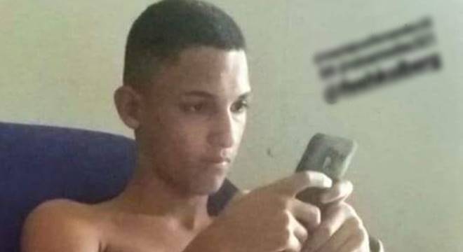 Corpo do jovem apresentava sinais de tortura e ferimentos provocados por arma branca; suspeitos já foram identificados — © Cortesia
