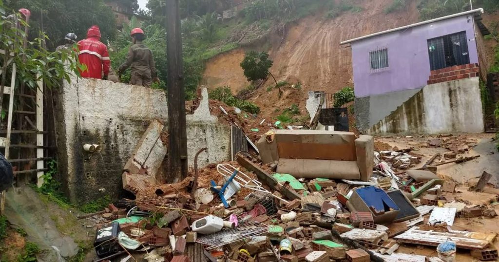 Recife sofre com fortes chuvas e deslizamentos de barreiras