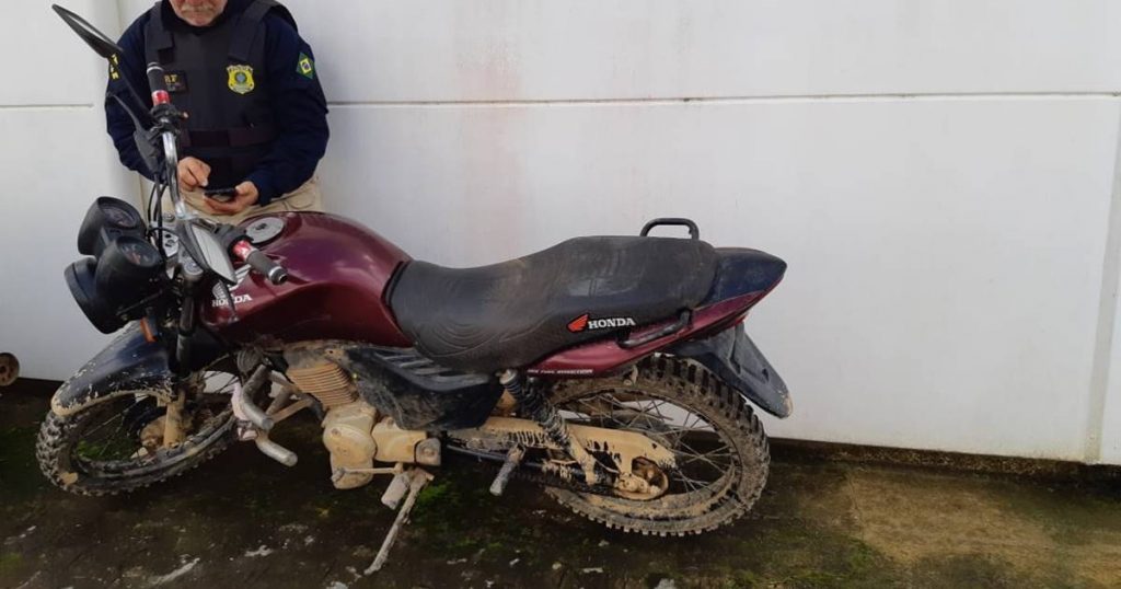 Motorista é detido pela PRF por receptação dirigindo veículo roubado