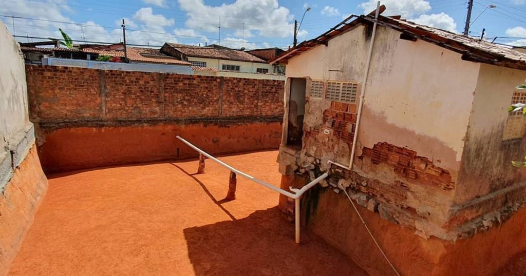 Vídeo: Irmãs deixam casa “ilhada” após escavarem terreno por oito anos