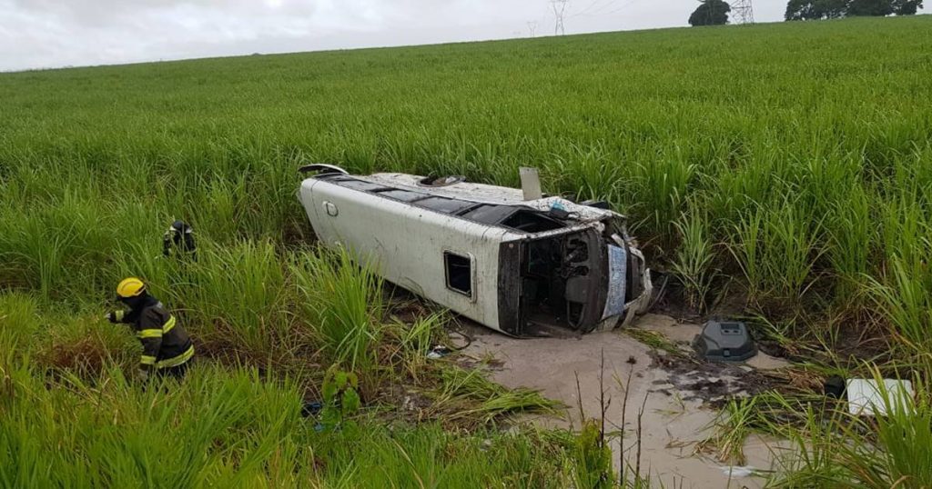 Vídeos: Capotamento de micro-ônibus deixa feridos na BR-101
