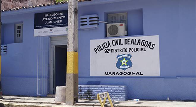 Na cela haviam seis pessoas detidas por envolvimento com o tráfico de drogas. Detentos foram transferidos para outra delegacia — © PC/AL