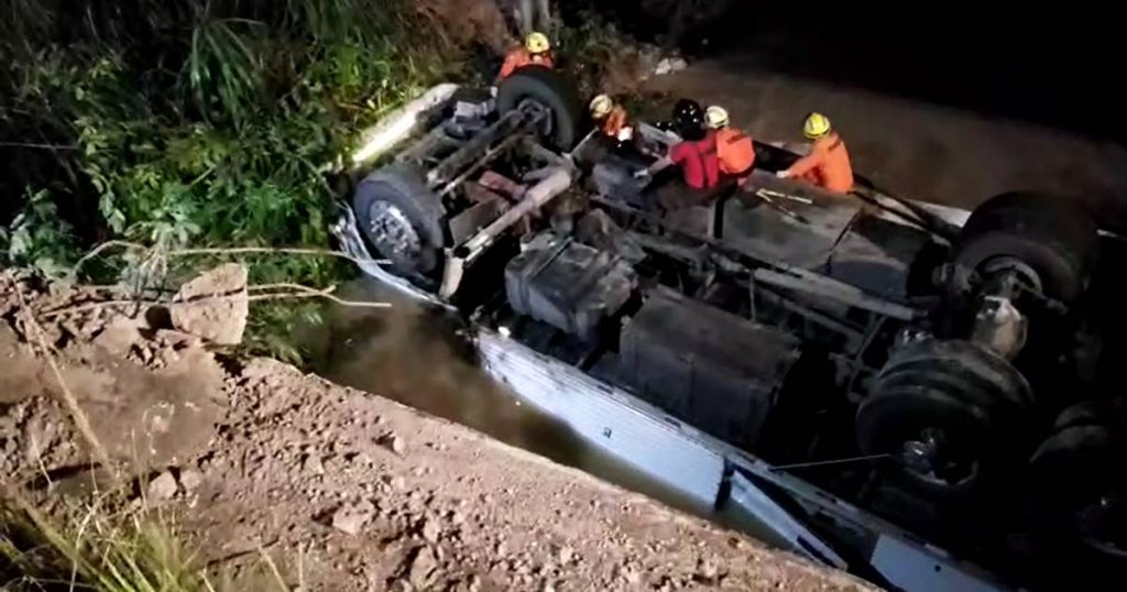Carreta cai de ponte na BR-101 e Bombeiros resgatam corpo