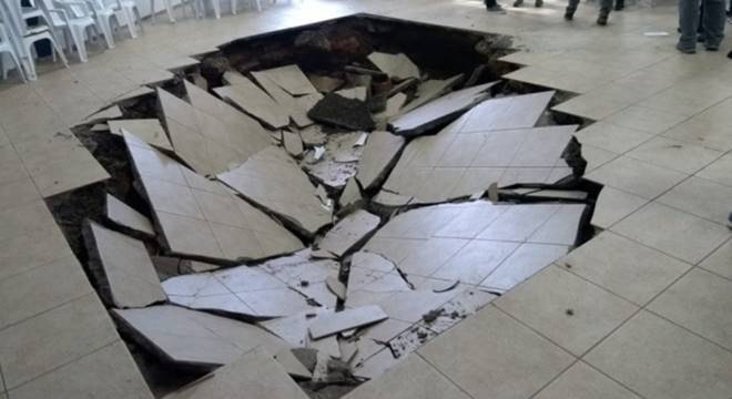 Parte do piso de auditório de escola estadual de Sobradinho cede durante apresentação de alunos nesta quinta-feira Alécio — © Marion/Acervo pessoal