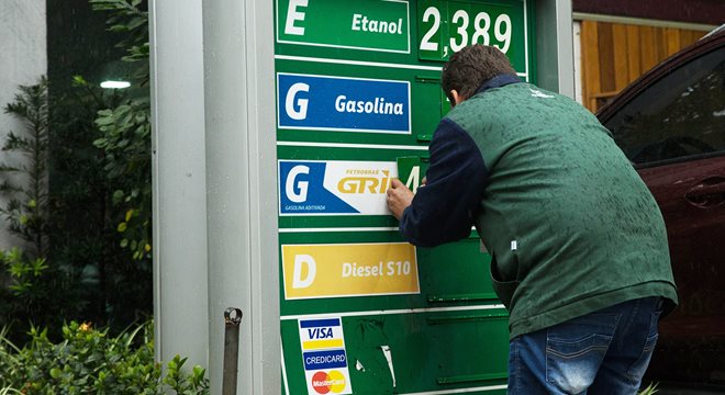 Petrobras baixa gasolina em R$ 0,03 e diesel em R$ 0,04 — © Internet