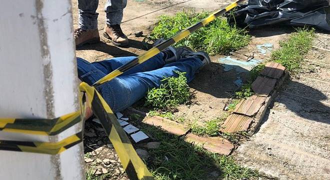 Polícia isolou o local que o corpo foi encontrado — © Henrique Pereira/TV Pajuçara