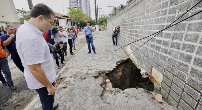 Renan Filho observa efeitos do afundamento em imóvel do Pinheiro — © Márcio Ferreira