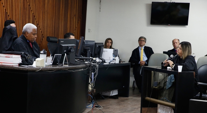 Em júri, acusada de mandar matar médico e ex-companheiro nega crime