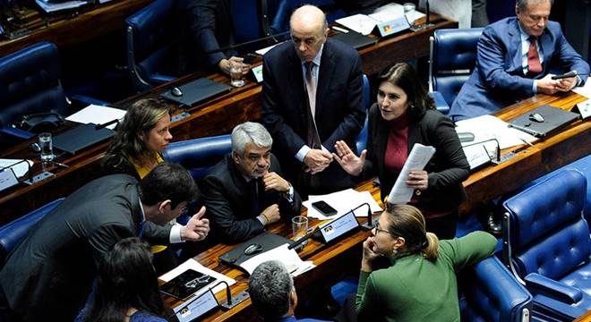 Simone Tebet, relatora da PEC, conversa com senadores e assessores em Plenário — © Roque de Sá/Agência Senado