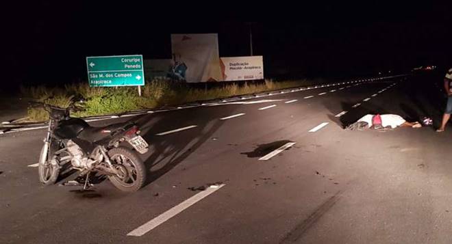 Testemunhas informaram que as vítimas colidiram com outra motocicleta e foram atropeladas por um carro de passeio — © Cortesia/BPRv