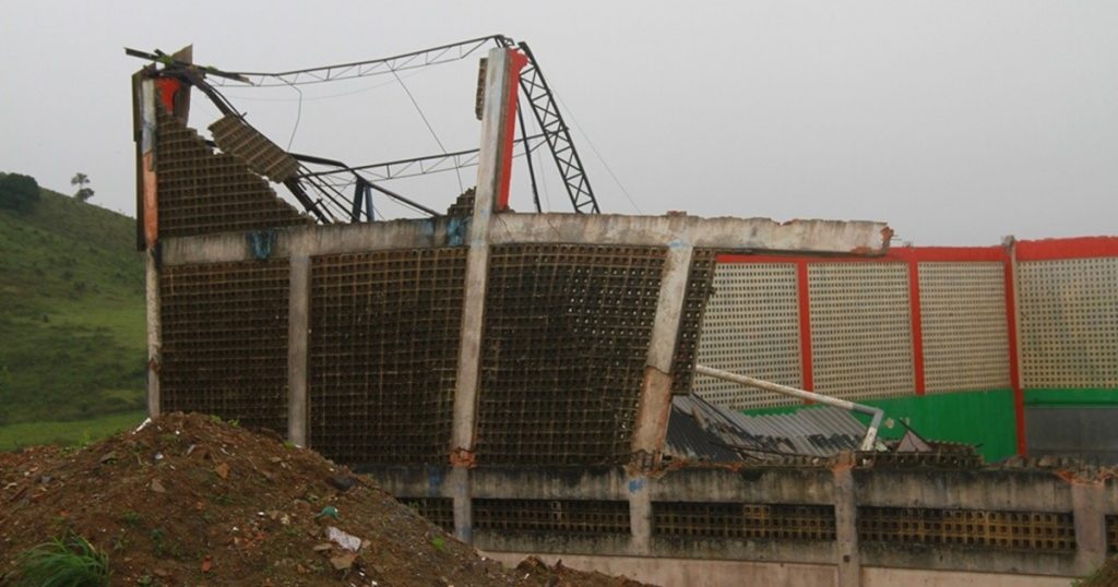 Teto de quadra poliesportiva desaba durante chuva forte em Joaquim Gomes