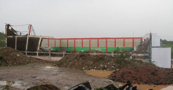 Teto de quadra desaba em Joaquim Gomes — © Luzamir Carneiro/JG Noticias