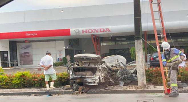 Acidente aconteceu na madrugada desta quinta-feira, em Maceió; equipes do Corpo de Bombeiros foram acionadas — © Cortesia