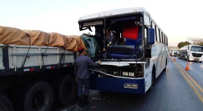 Acidente entre carreta e ônibus foi registrado na manhã desta quarta-feira (14) na BR-365 em Patos de Minas — © PRF/Divulgação