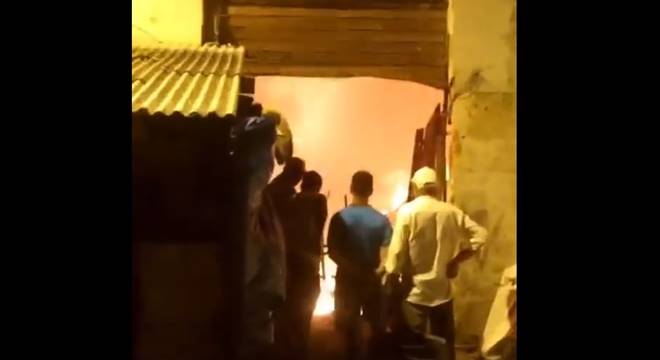 Ao todo, duas viaturas e um caminhão foram acionados para a ocorrência, que não deixou feridos — © Reprodução