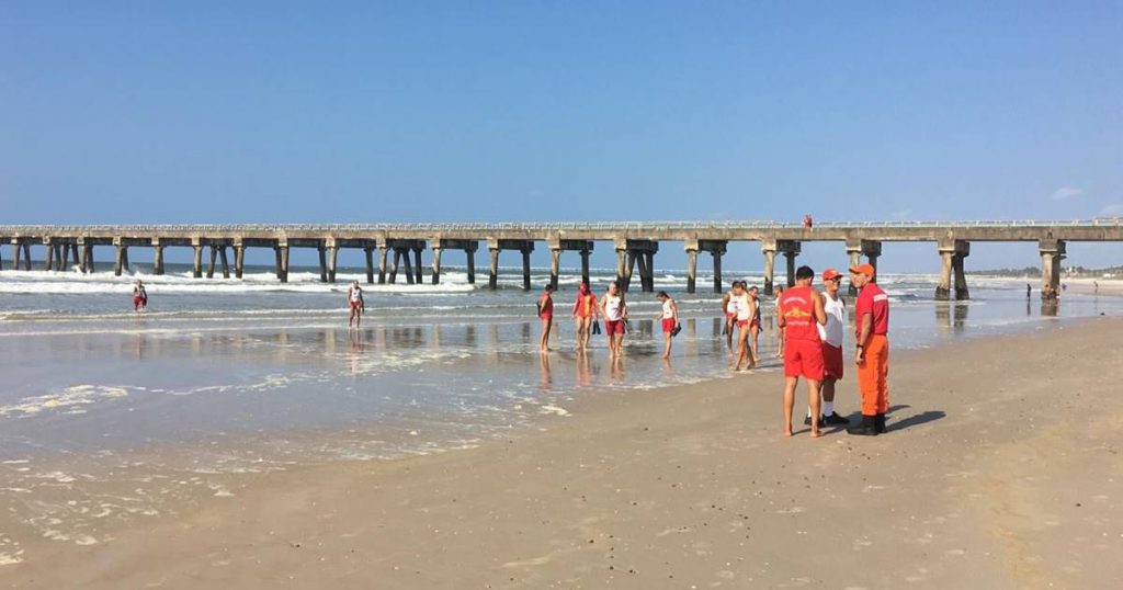 Bombeiros realizam buscas por adolescente desaparecido na Praia da Avenida