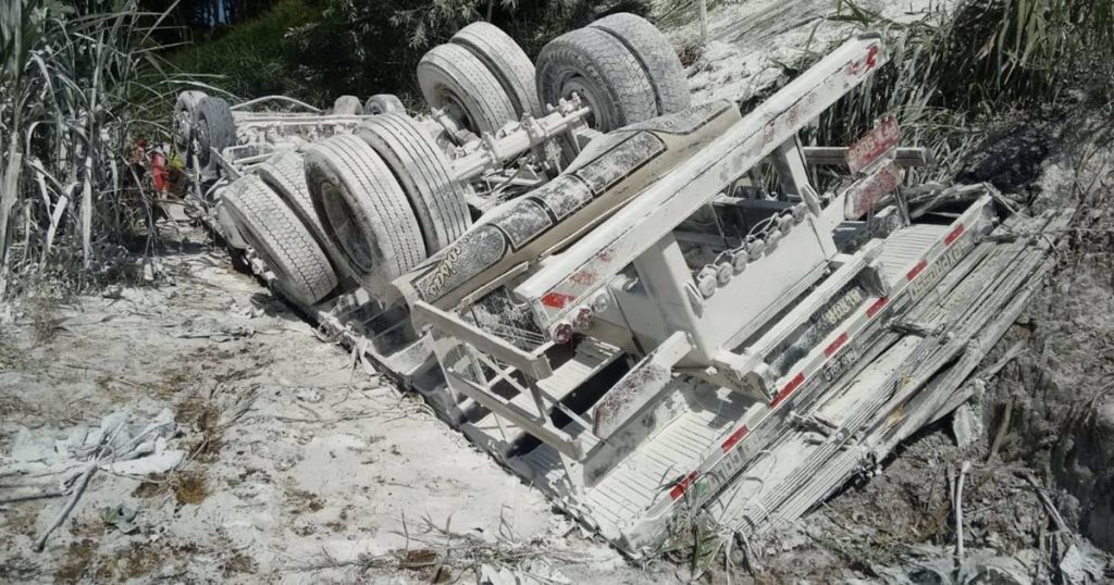 Caminhão cai em ribanceira após curva e mata motorista em São José da Laje