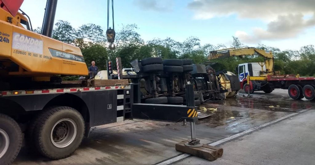 Carreta carregada com melaço tomba e bombeiros são acionados para limpeza de pista