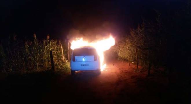 Carro foi encontrado em chamas horas depois — © Cortesia