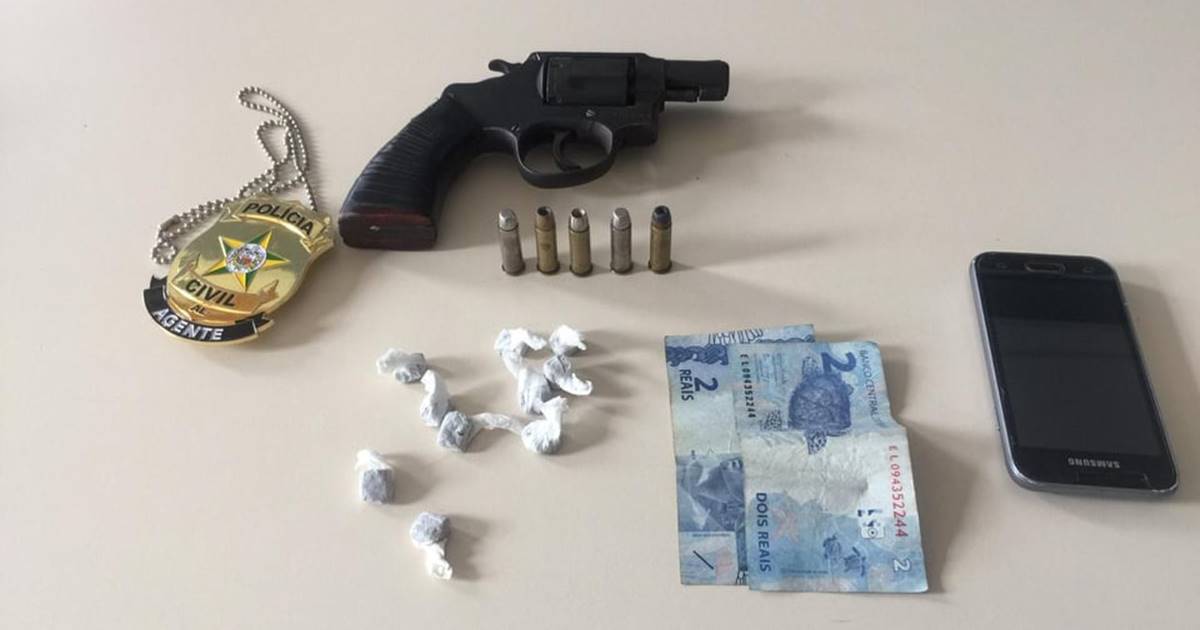 Com os suspeitos, os policiais apreenderam um revólver calibre 38 e maconha — © Cortesia ao BR104