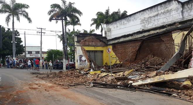 Equipes da Prefeitura Municipal estiveram no local do desabamento e isolaram a área; não houve vítimas — © Cortesia