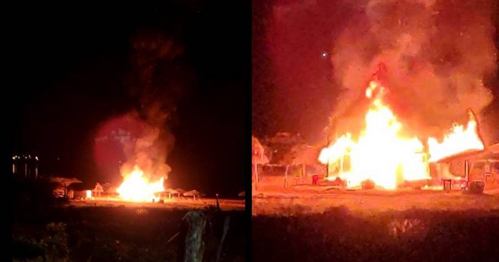 Incêndio de grandes proporções destrói bar às margens do São Francisco — © Reprodução