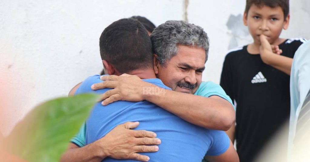 Sob forte emoção, acusado de escravizar idoso em União deixa prisão