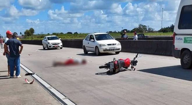 Motociclista morreu na tarde deste domingo (11), após uma colisão na rodovia BR 101, em Messias — © Cortesia