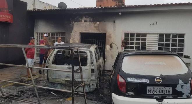 O fato aconteceu na madrugada desta terça-feira (13), no bairro da Gruta; suspeita-se de incêndio criminoso — © Evandro Amorim/TV Ponta Verde