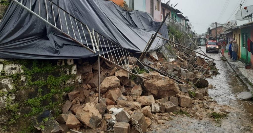 Muro desaba, fere duas pessoas e deixa residências comprometidas