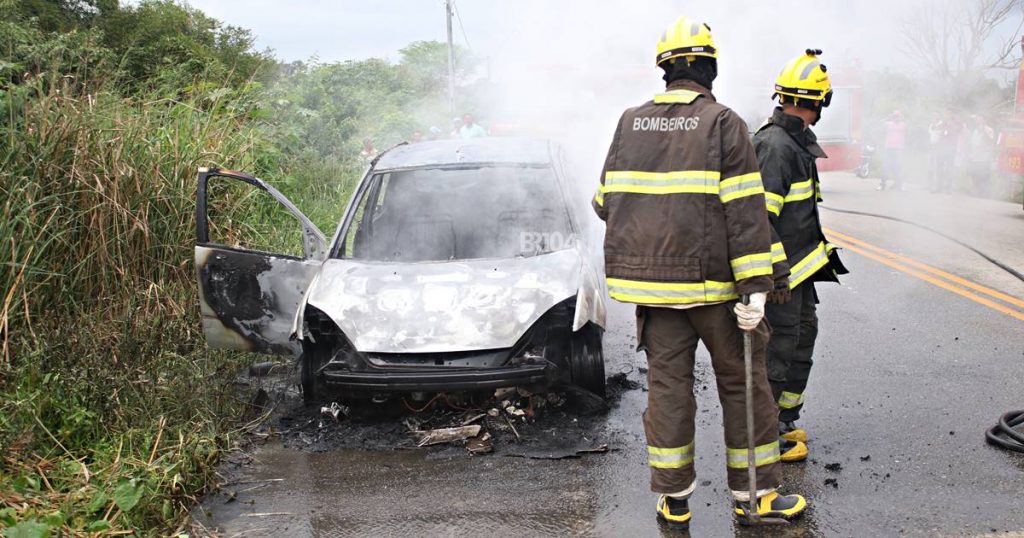 Carro pega fogo após motorista abastecer em posto de combustível em União
