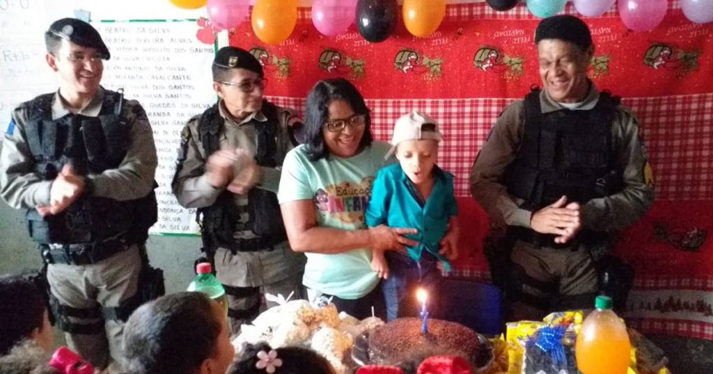 Policiais do 2° BPM fazem festa surpresa para menino em União dos Palmares