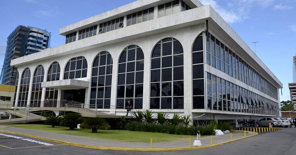 Segundo o levantamento do TCE, dentre os 102 municípios, apenas 13 cumprem a lei; 78 cumprem de forma parcial — © Reprodução