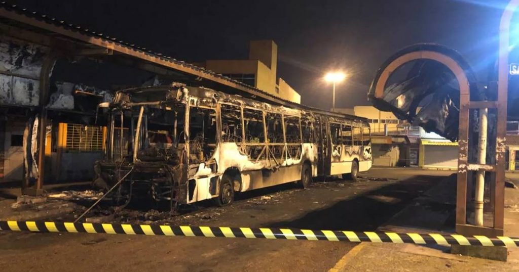 Criminosos interceptam e ateiam fogo em ônibus; 14 ficam feridos